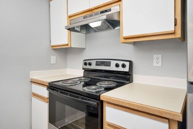 Building Photo - 2 bedroom unit. Pets OK! Lots of upgrades! Full size washer and dryer in every unit!!