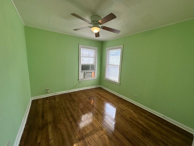 Building Photo - 2-BEDROOM DUPLEX IN MAHNCKE PARK