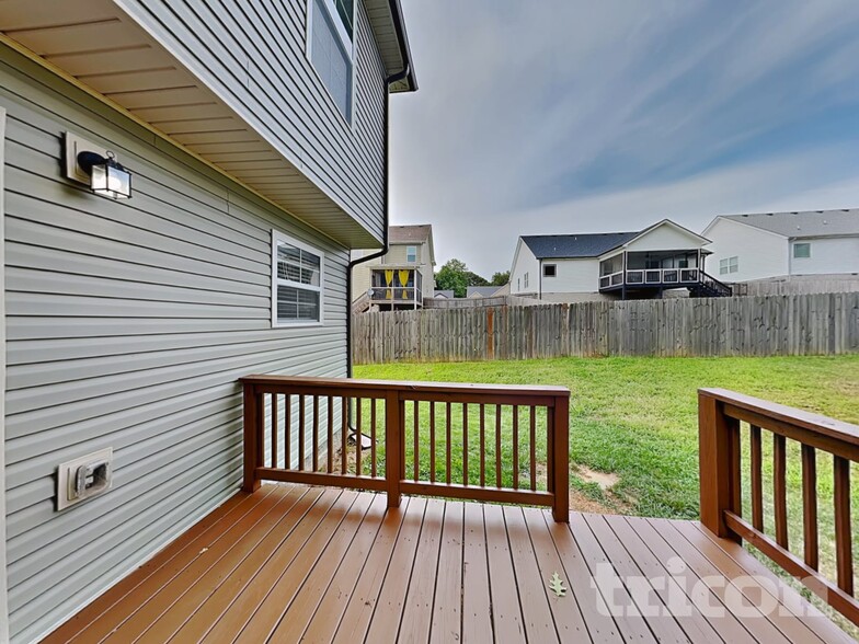 Building Photo - 204 Bonnell Dr