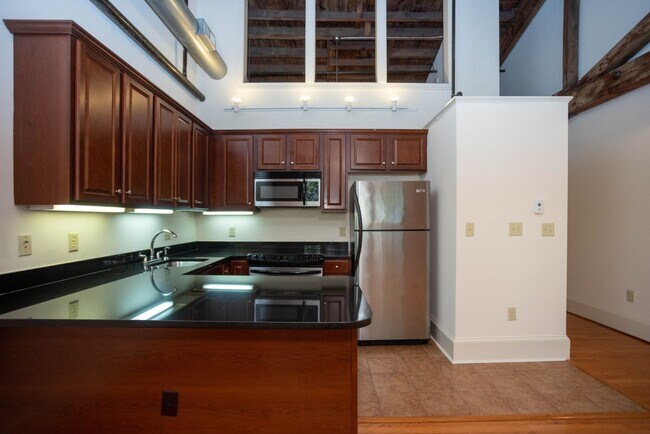 Building Photo - Flag Factory 10J