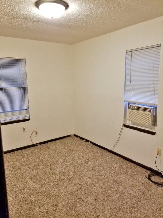 Building Photo - Very nice 3BR Rancher with appliances near Shunga Trails!