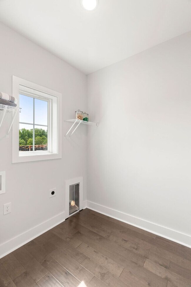 Building Photo - Designer Home near Auburn University's Campus!