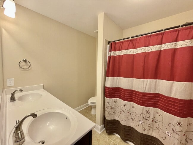 Building Photo - 4 Bed, 2 And A Half Bath Nest In Bedford
