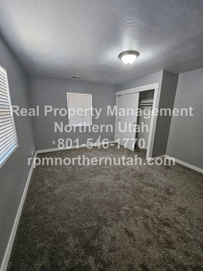 Building Photo - 902 Sullivan Dr