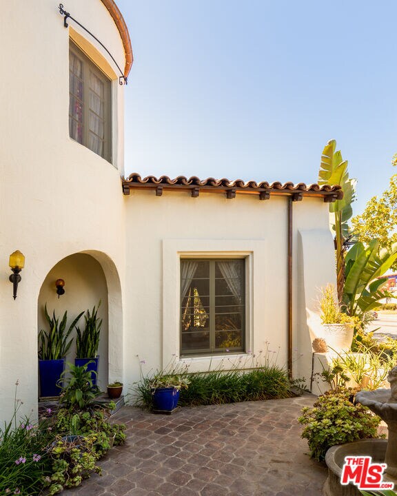 Building Photo - 4918 Angeles Vista Blvd