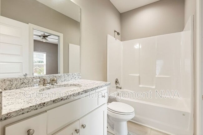 Building Photo - 3702 SW Mistletoe Ave