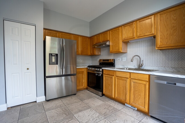 Building Photo - 2837 Oakmont Dr