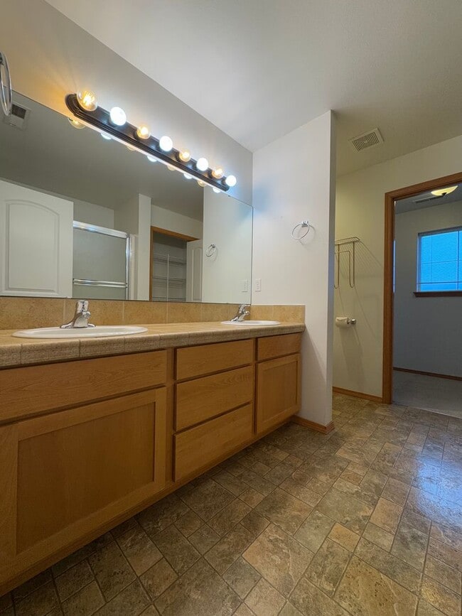 Building Photo - Beautiful Rental with Oversized Yard & Open Layout