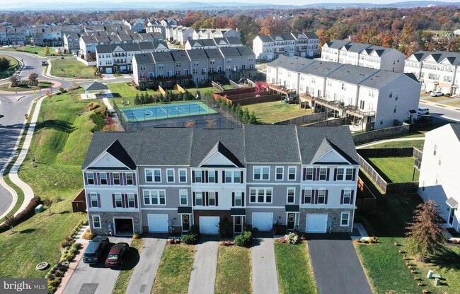 Building Photo - 165 Solara Dr