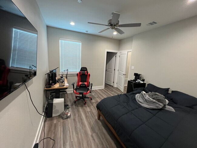 Building Photo - 710 Vassar Ct