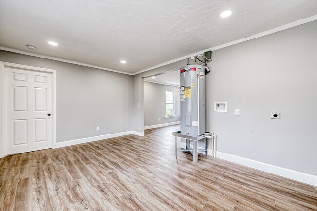 Building Photo - 6715 Victoria St