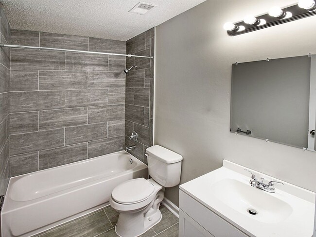 Building Photo - Fully updated 3 bed, 1.5 bath home with wo...