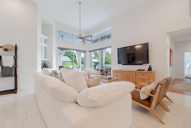 Building Photo - 1907 S Club Dr