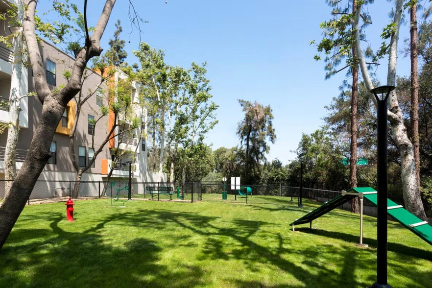 Building Photo - 10989 Bluffside Dr