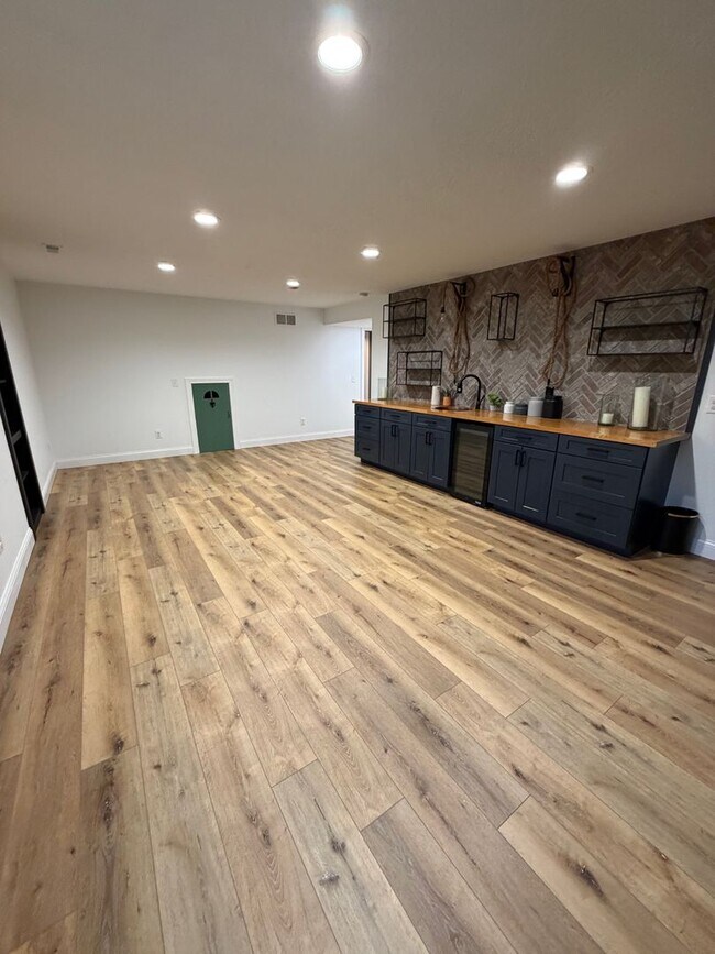 Building Photo - COMMINNG SOON - 4 BED 3 1/2 BATH HOUSE