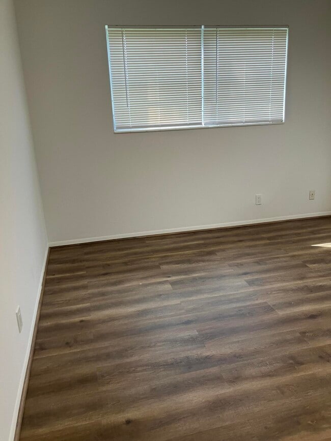Building Photo - 5263 Cresthaven Blvd