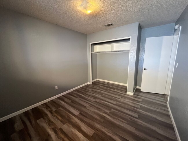 Building Photo - 3 bedroom plus BONUS Room 2 bath home in H...