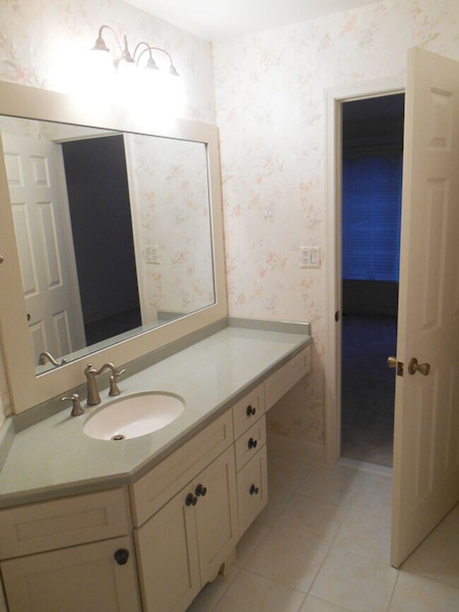 Building Photo - Single Family Townhome, 2 bedrooms, 3 full...