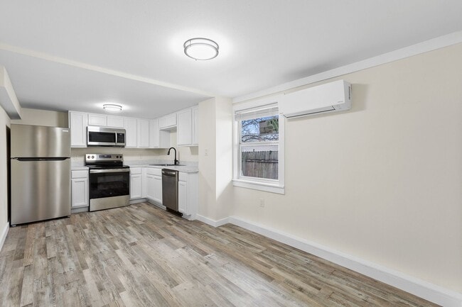 Building Photo - 407 Sarah St