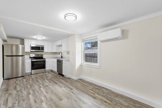 Building Photo - Updated 1 Bedroom / 1 Bathroom Apartment - Close to Campus