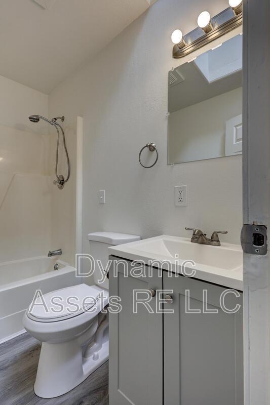 Building Photo - 208 E Park St