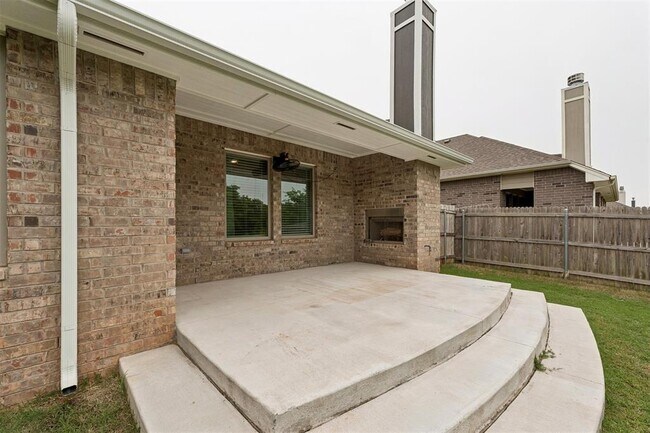 Building Photo - 16129 Villa Valeria Way