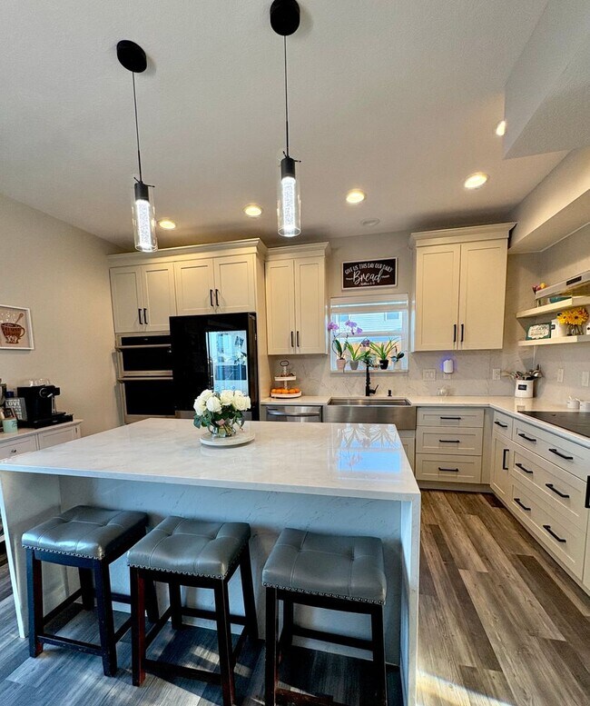 Building Photo - 4 Bed Lafayette Home with Master Retreat, Entertainers Kitchen, & Fenced-In Backyard!