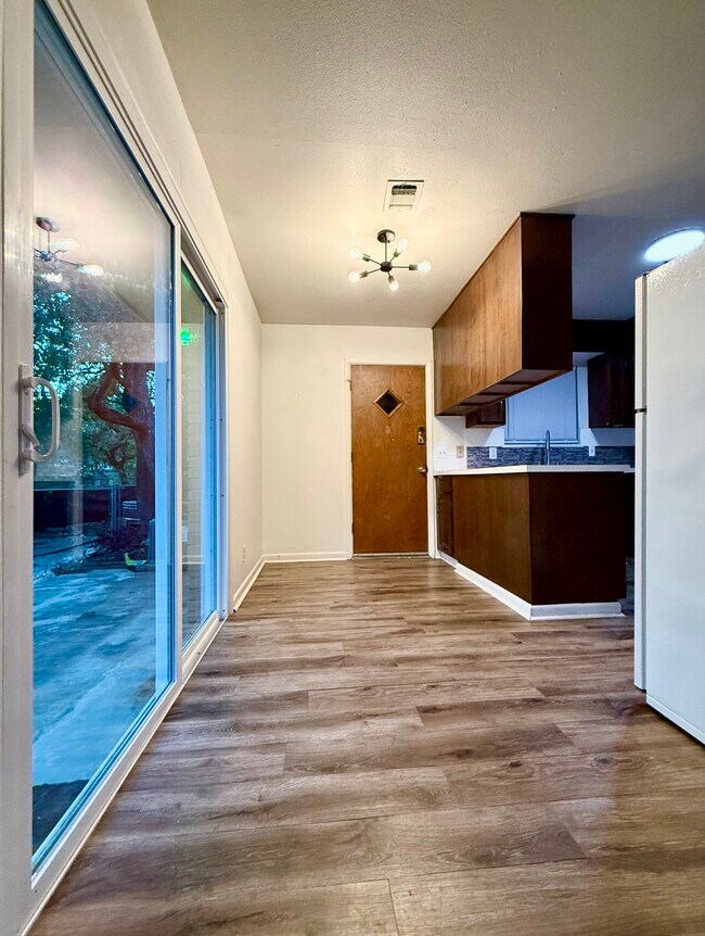 Building Photo - 1000 Hillyer St