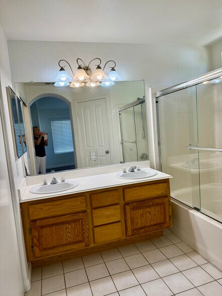 Msster Bath - 30863 Orleans Ct
