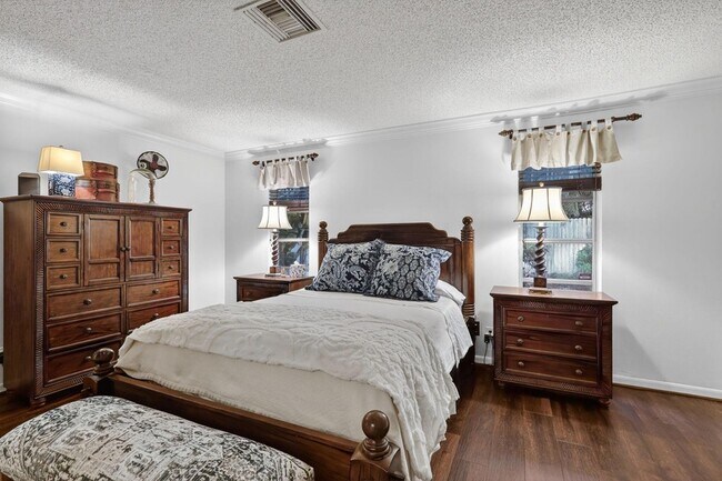 Building Photo - 318 SE 7th Ave