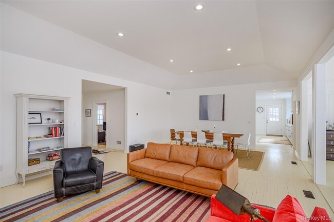 Building Photo - 159 Old Quaker Hill Rd