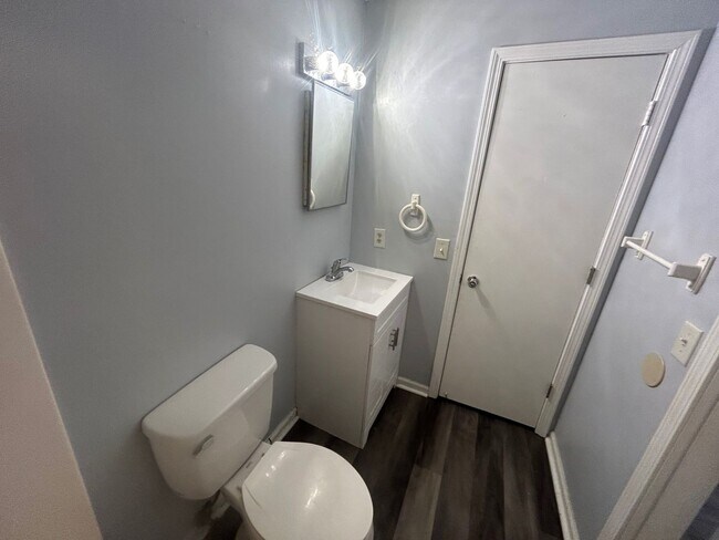 Building Photo - 715 Montague Road Unit D