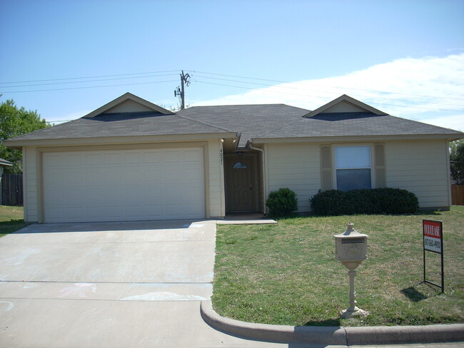 Primary Photo - Very nice 3 bedroom 2 bath 2 car garage in...