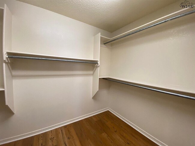 Building Photo - 3803 Stonegate Dr
