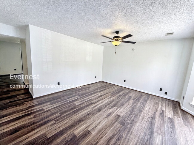 Building Photo - 2227 Cheshire Dr