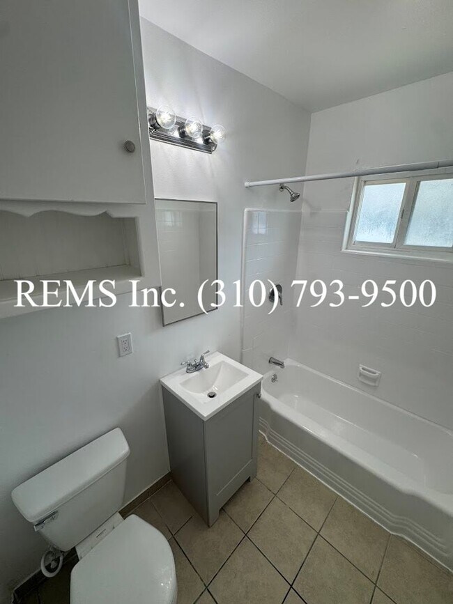 Building Photo - Refurbished Unit with a 1 Car Garage and L...