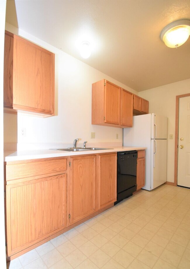 Building Photo - Townhouse-style End unit 3BD, 1.5 BA