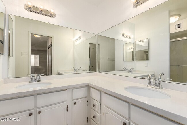 Building Photo - 2128 E Villa Ct