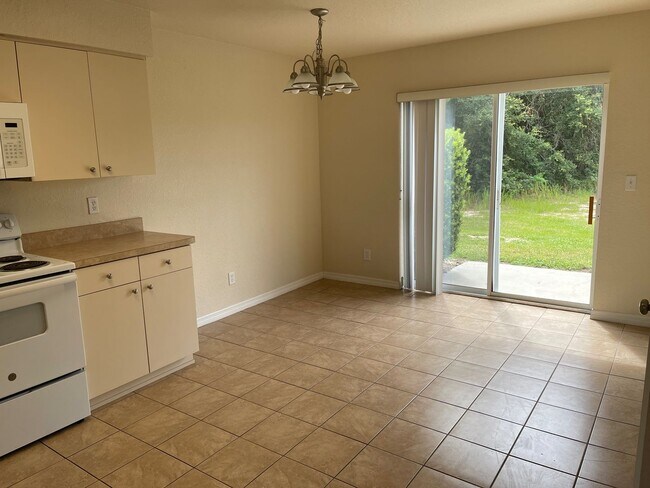 Building Photo - 2 Bedroom/2 1/2 Bathroom End Unit Apartment