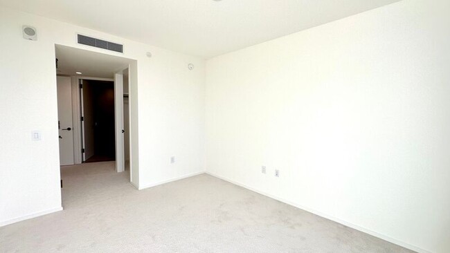 Building Photo - 1000 Auahi St