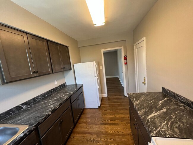 Building Photo - Modernized 1 br, heat included