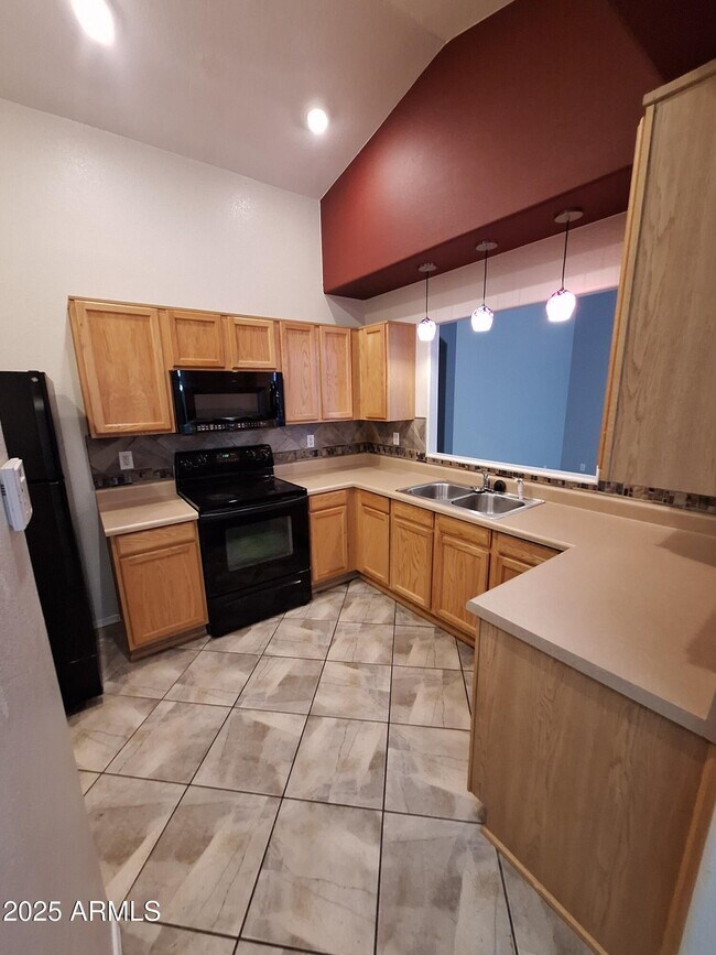 Building Photo - 13621 N 129th Dr