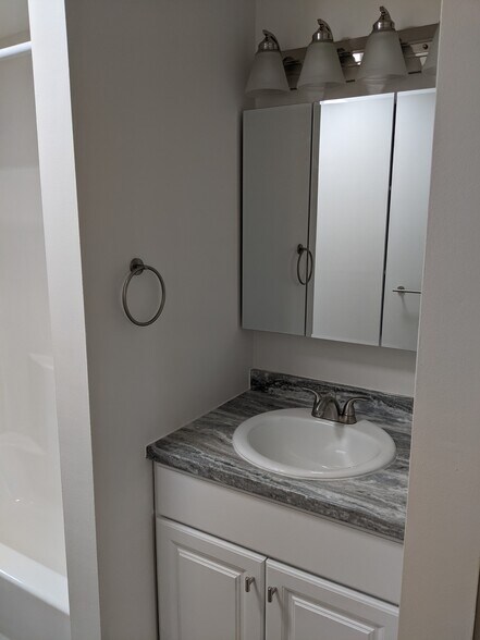 Building Photo - 25D Pine Ln