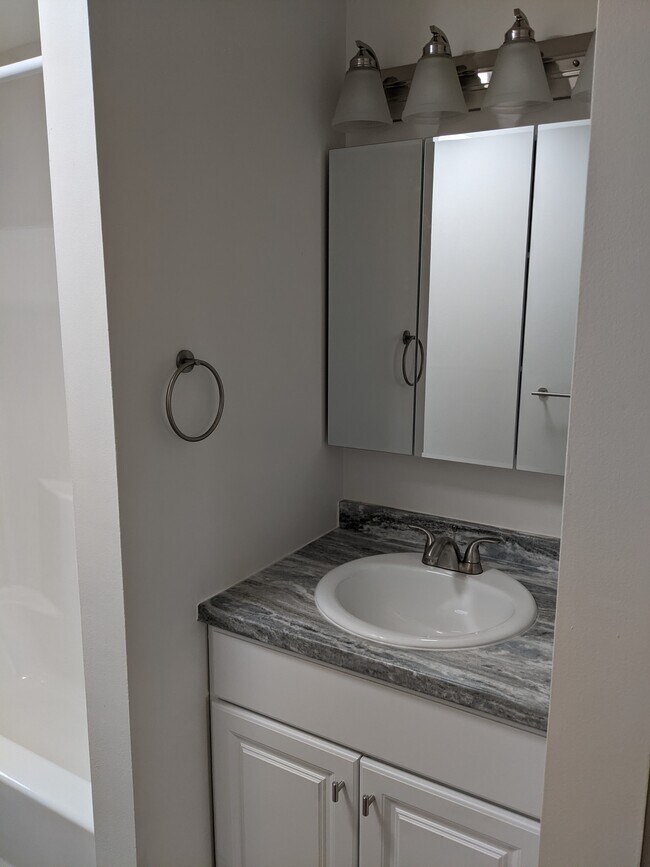 Building Photo - 25D Pine Ln