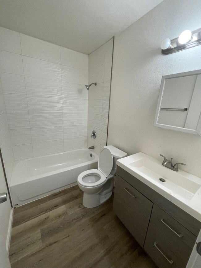 Building Photo - 2-Bed Condo Retreat with Elegant Granite Touches in Antioch