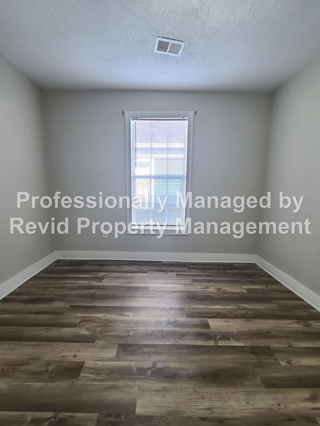 Building Photo - SECTION 8 ACCEPTED