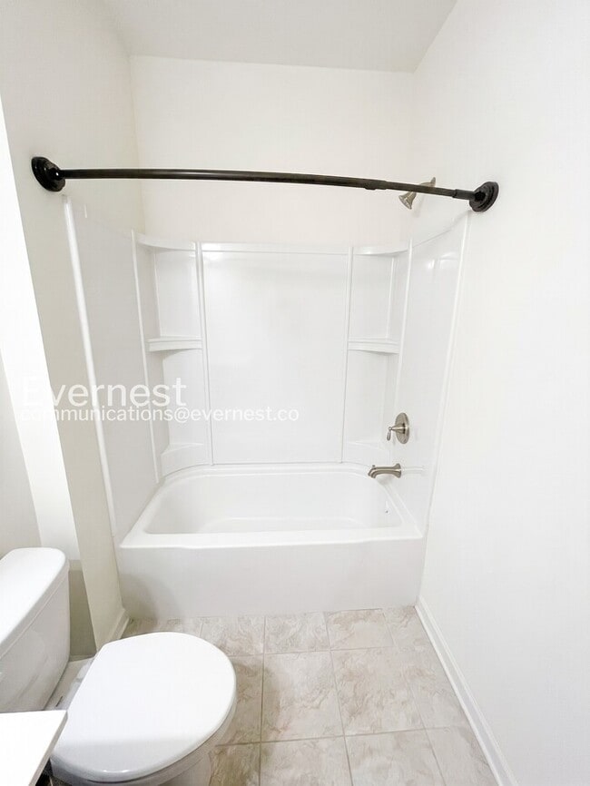 Building Photo - 3 Bed/3 Bath Townhome with Garage / Available Now!