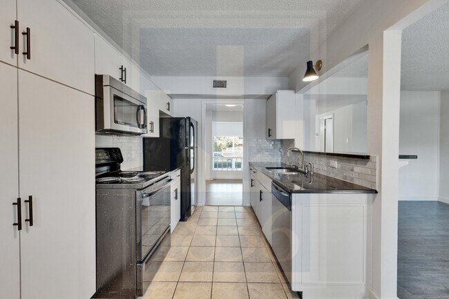 Building Photo - 907 E Oltorf St