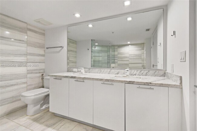 Building Photo - 1800 N Bayshore Dr