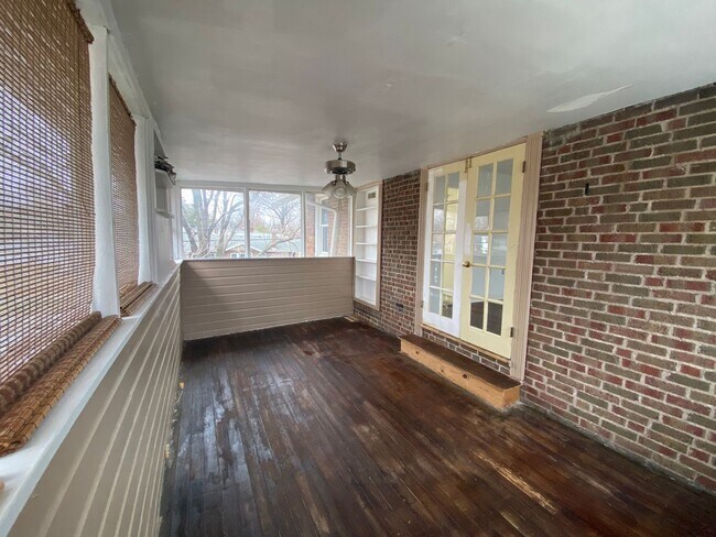 Building Photo - Spacious 3 Bedroom Home w/ 3 Full Baths